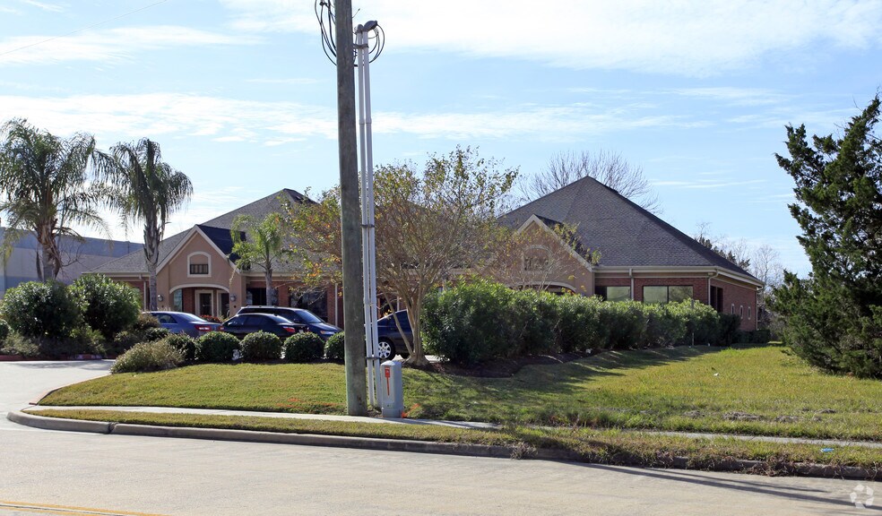 More Photos Of 1560 Live Oak St, Webster Medical For Lease