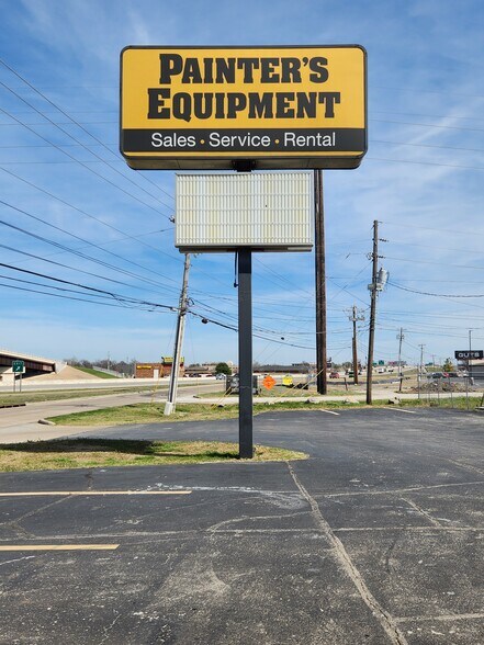 More Photos Of 8804 E 41st St, Tulsa Showroom For Sale