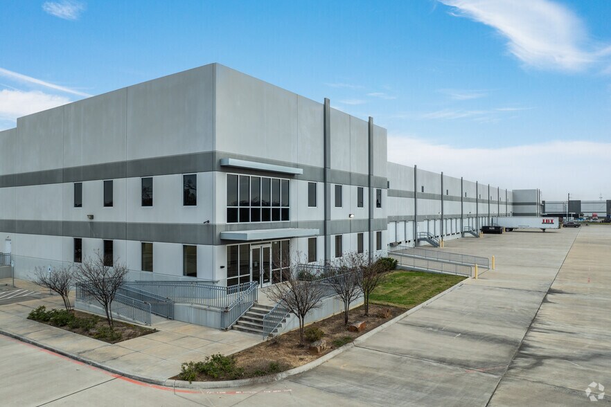 Primary Photo Of 1203 Thompson Park Dr, Baytown Distribution For Lease