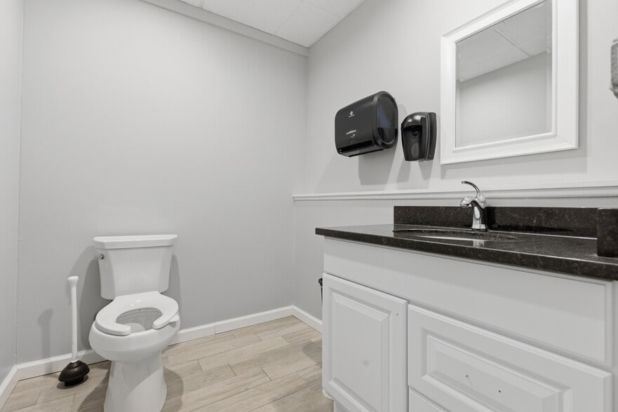 More Photos Of 174 Green St, Melrose Office For Sale