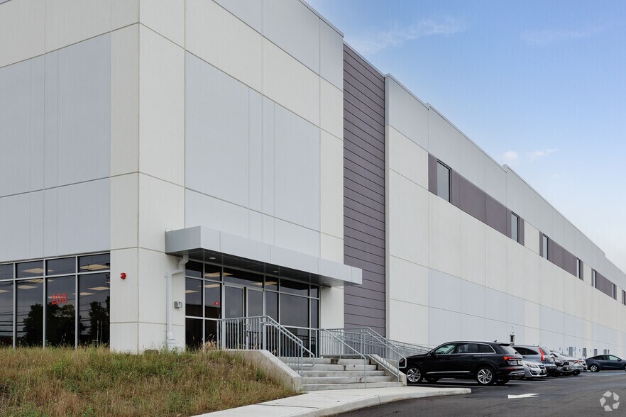 More Photos Of 200 Murray Hill Pky, East Rutherford Distribution For Lease