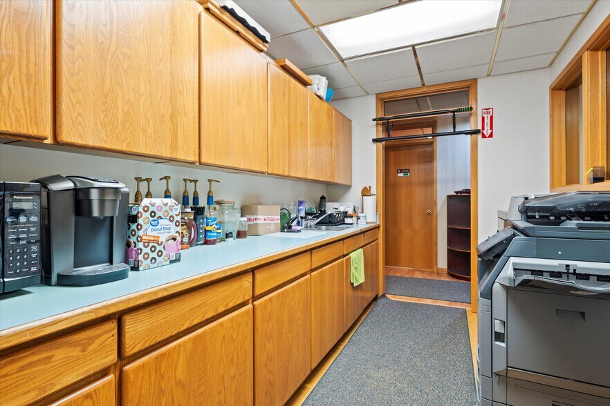 More Photos Of 100 E Broadway Ave, Moses Lake Office For Sale