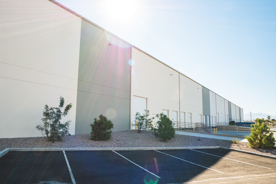 More Photos Of 3475 N Las Vegas Blvd, Las Vegas Distribution For Lease