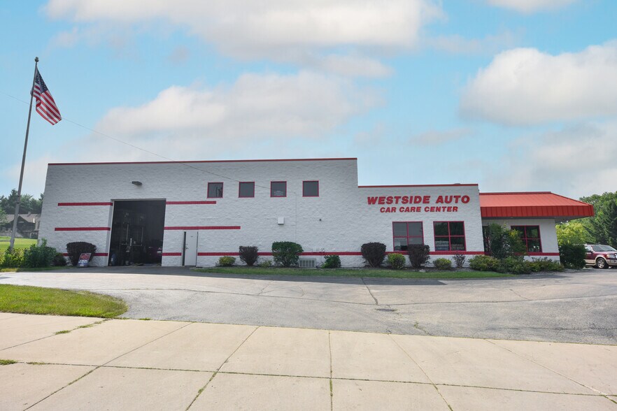 More Photos Of 820 W Sumner St, Hartford Auto Repair For Sale