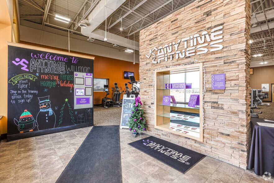 More Photos Of 1605 1st St S, Willmar Storefront For Lease