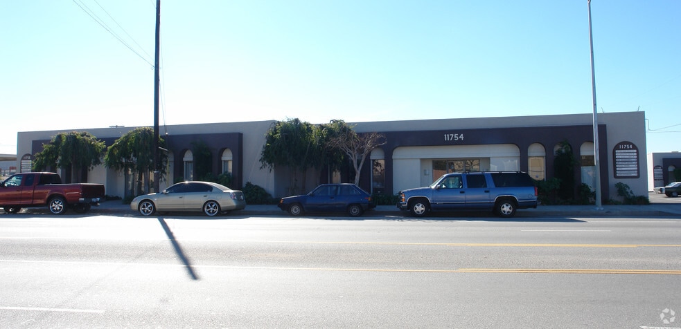 More Photos Of 11750-11754 Roscoe Blvd, Sun Valley Warehouse For Lease