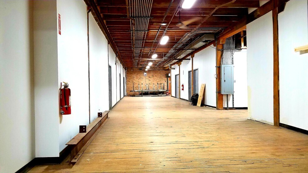 More Photos Of 5333-5339 W Lake St, Chicago Warehouse For Lease