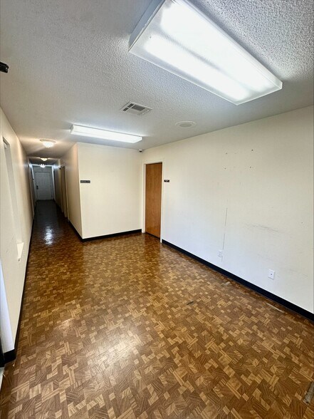 More Photos Of 327 Fowlkes St, Sealy Office For Lease