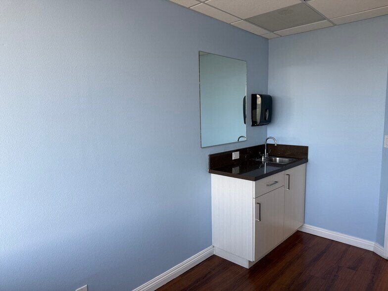 More Photos Of 320 Superior Ave, Newport Beach Medical For Lease