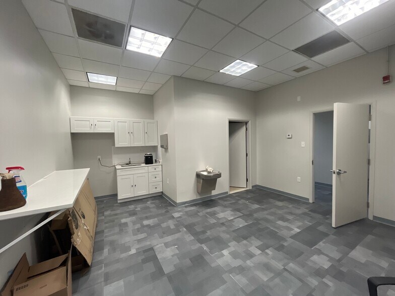 More Photos Of 4101 N Delaware Ave, Philadelphia Office For Sale