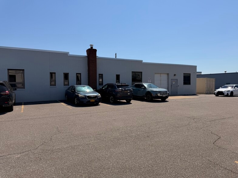 More Photos Of 2 Commercial St, Hicksville Manufacturing For Lease