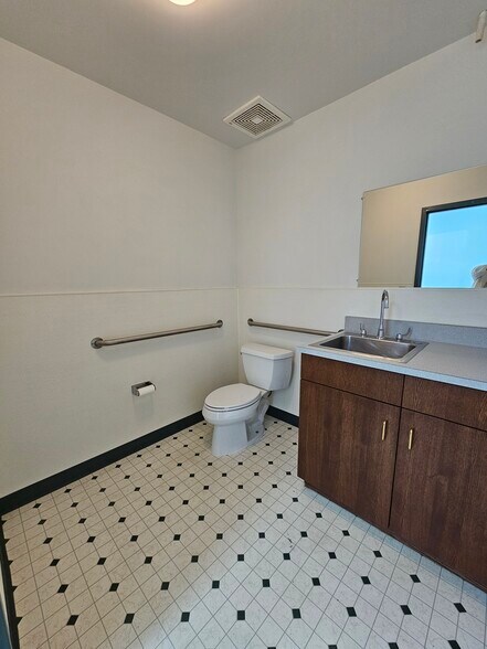 More Photos Of 2220 S Fraser St, Aurora Office For Sale