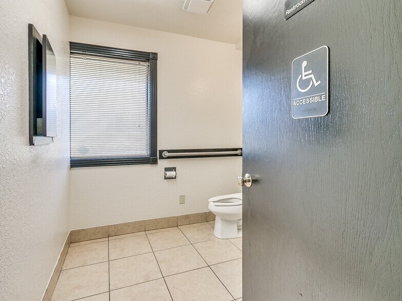 More Photos Of 2124 S Shadowlake, Oklahoma City Medical For Lease