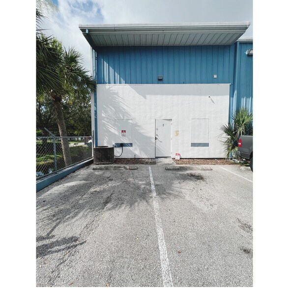 More Photos Of 7216 Chancery Ln, Orlando Warehouse For Lease