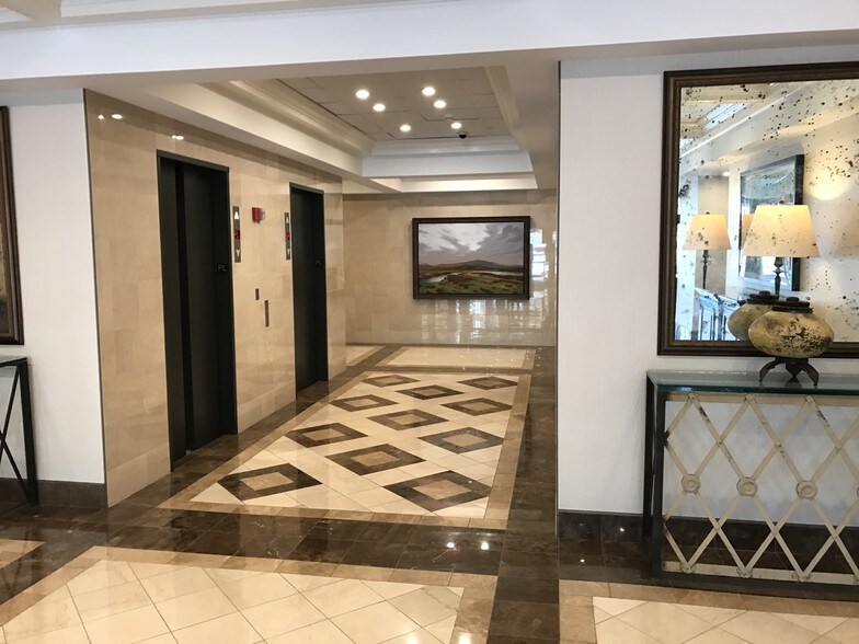 More Photos Of 520 W Summit Hill Dr, Knoxville Office For Lease