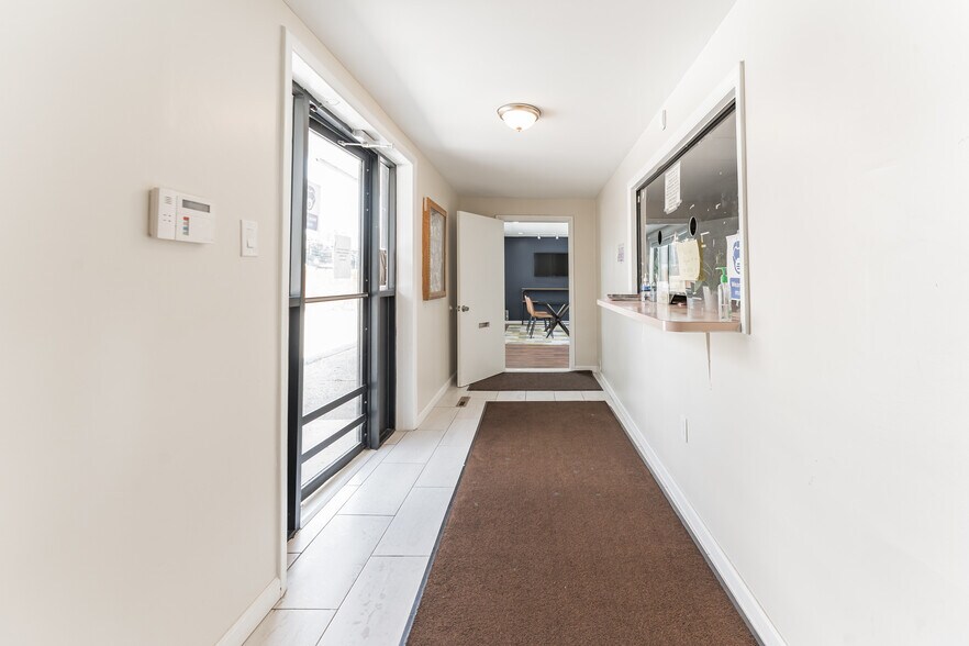 More Photos Of 2619 W 9th St, Chester Office For Lease