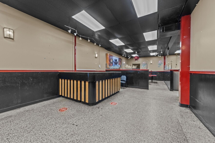 More Photos Of 607 S Main St, King Department Store For Lease