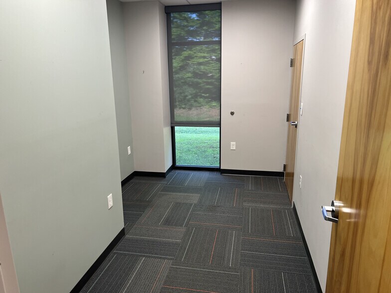 More Photos Of 1053 E London Park Dr, Forest Service For Lease