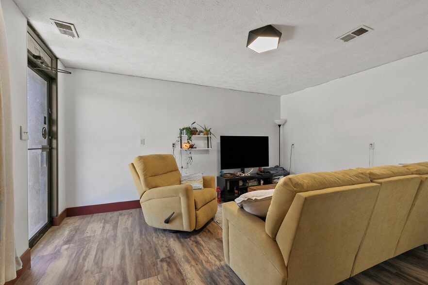 More Photos Of 3711 Touzalin Ave, Lincoln Service For Sale