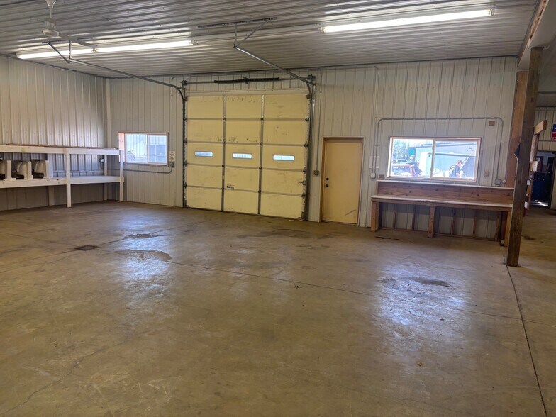 More Photos Of 717 27th St SE, Minot Flex For Lease