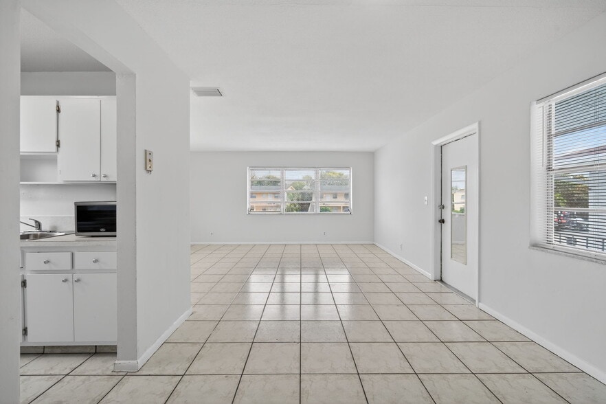 More Photos Of 461 Sunshine Dr, Coconut Creek Apartments For Sale