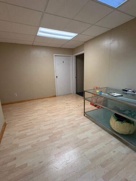More Photos Of 25140 Lahser Rd, Southfield Office For Sale