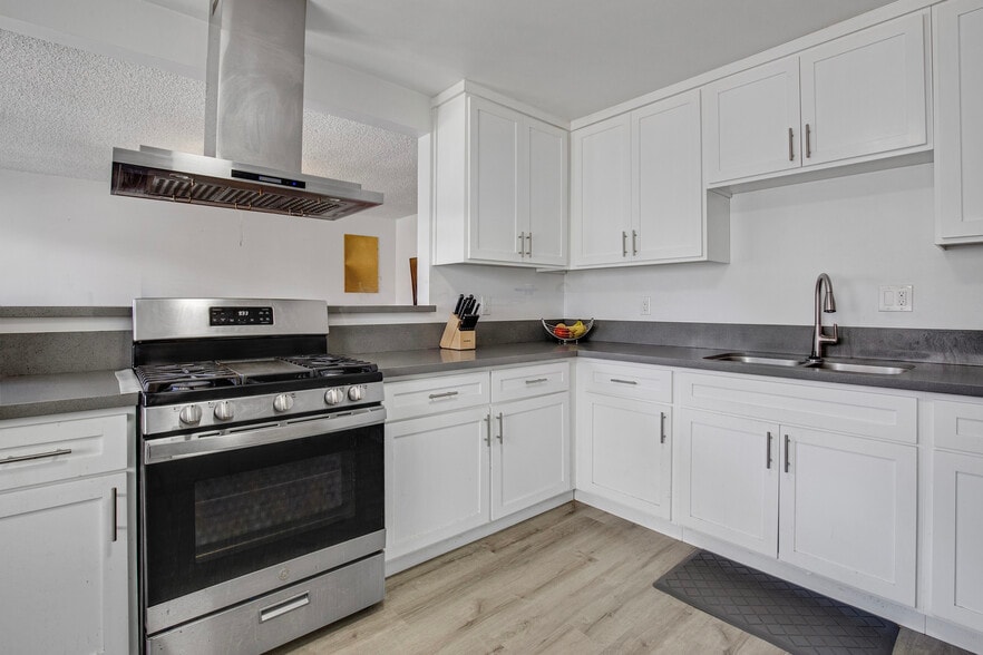 More Photos Of 817 Mira Mar Ave, Long Beach Apartments For Sale