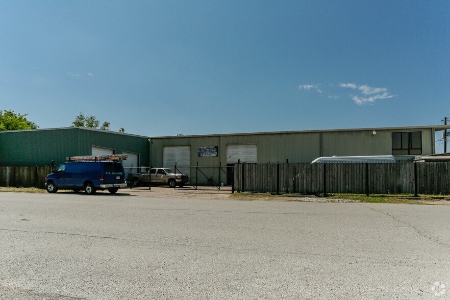 More Photos Of 705 Freeport St, Houston Warehouse For Sale
