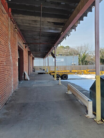 More Photos Of 827 Douglas Ave, Portsmouth Warehouse For Lease