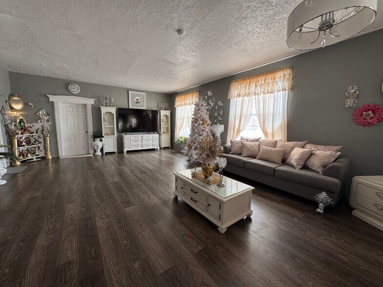 More Photos Of 1221 Overland Ave, Burley Storefront For Sale