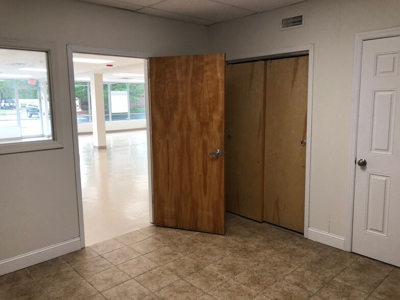 More Photos Of 1599 Smithtown Ave, Bohemia Freestanding For Lease