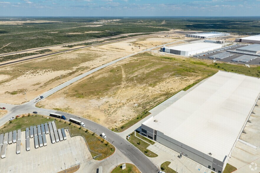 More Photos Of 15409 Fatima Dr, Laredo Industrial For Lease