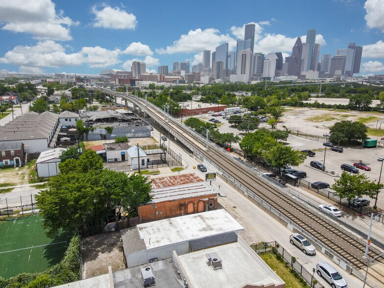 More Photos Of 1804 N Main St, Houston Freestanding For Lease