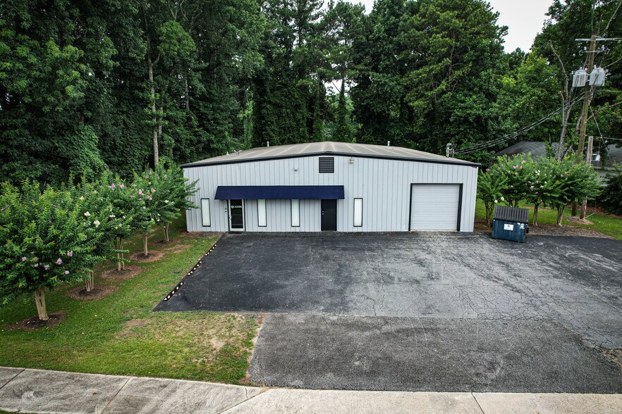 Primary Photo Of 505 Industrial Dr, Woodstock Mixed Retail For Sale