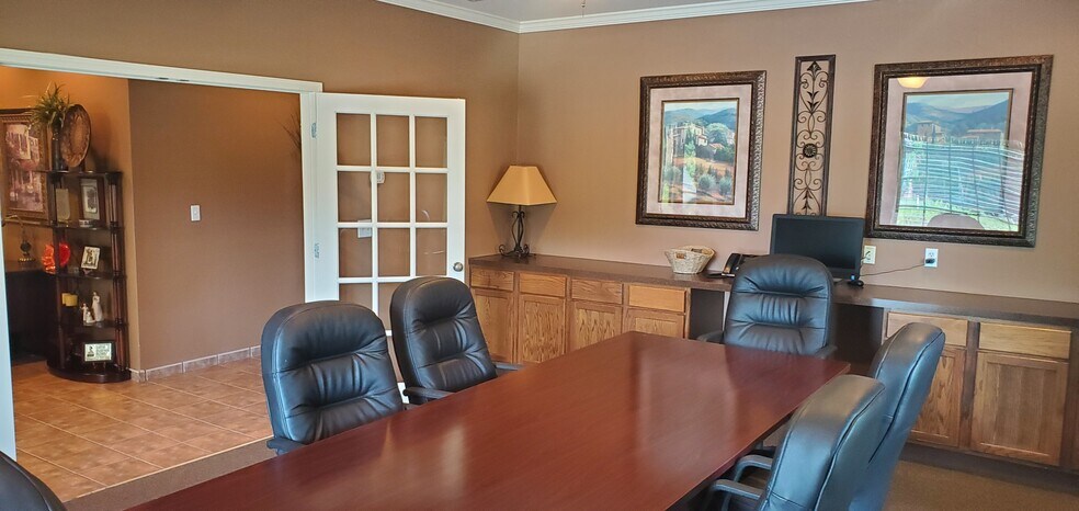 More Photos Of 305 N Beech Cir, Broken Arrow Office For Lease