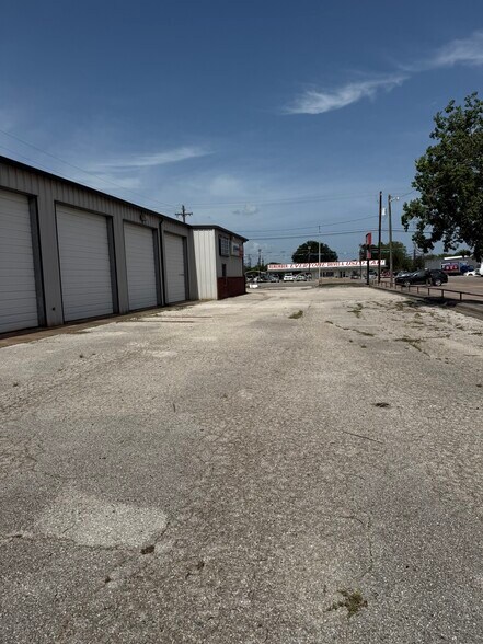 More Photos Of 4005 N Navarro St, Victoria Warehouse For Lease