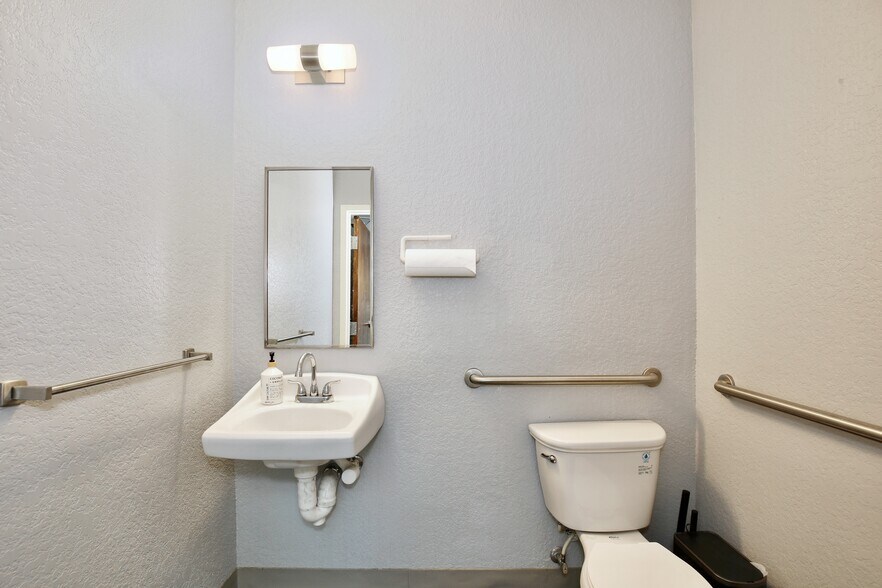 More Photos Of 6881 Kingspointe Pky, Orlando Flex For Lease