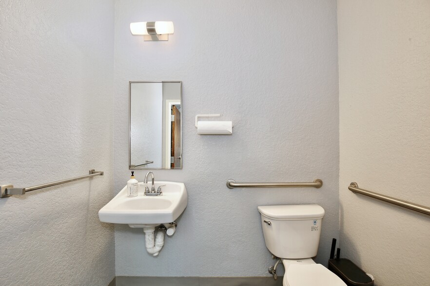 More Photos Of 6881 Kingspointe Pky, Orlando Flex For Lease