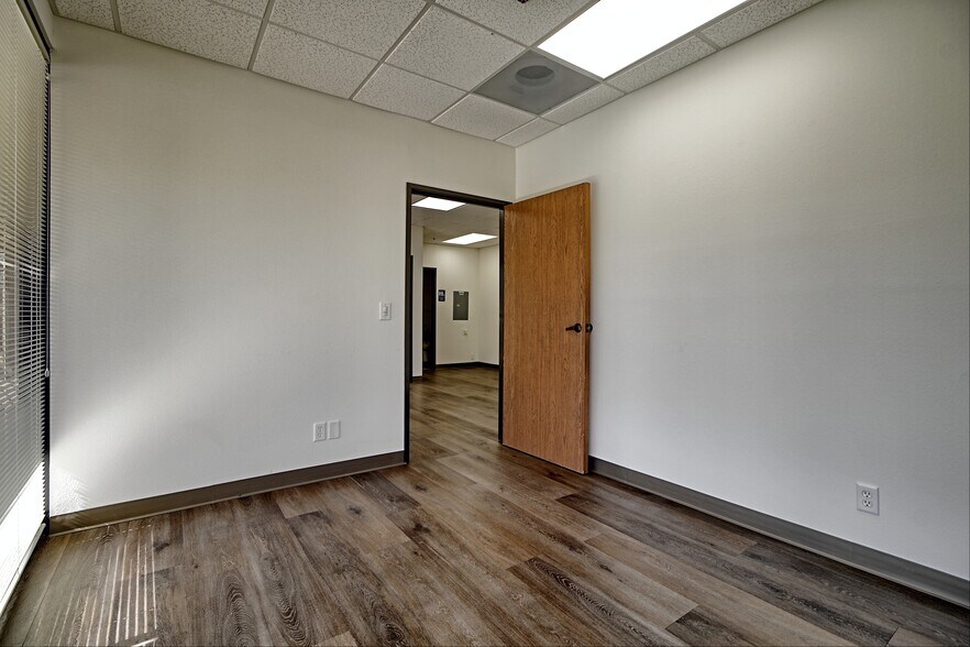 More Photos Of 4564 Telephone Rd, Ventura Warehouse For Lease