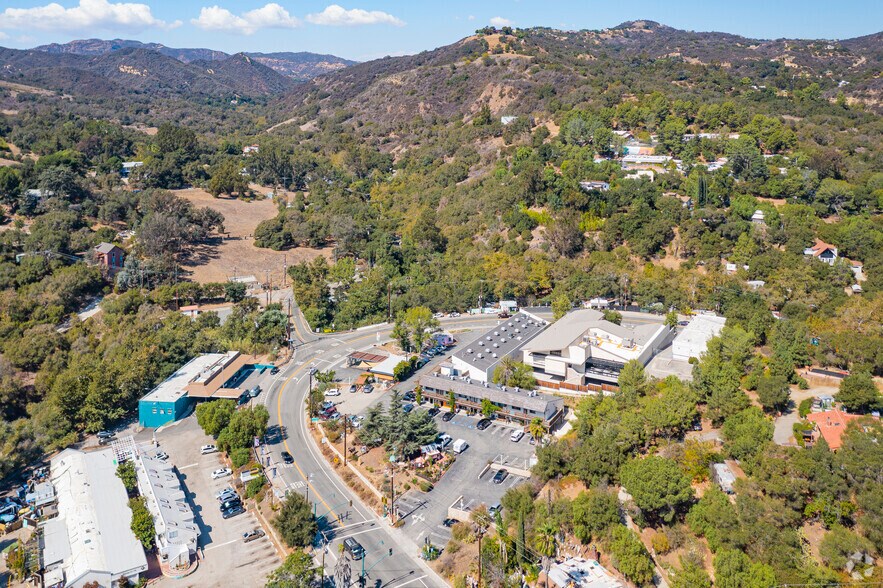 More Photos Of 106 N Topanga Canyon Blvd, Topanga Storefront Retail Office For Lease