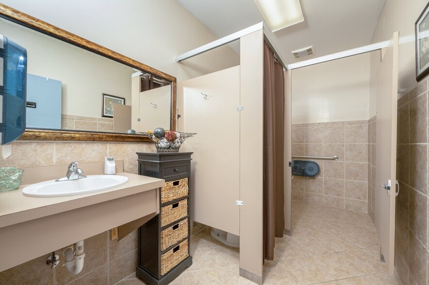 More Photos Of 17457 US-331, Freeport Specialty For Sale