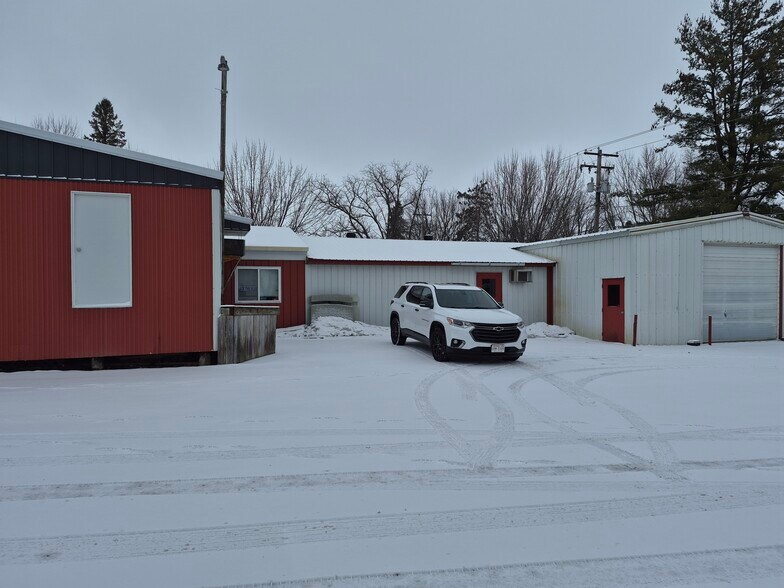 More Photos Of 118 N 4th St, Abbotsford General Retail For Sale