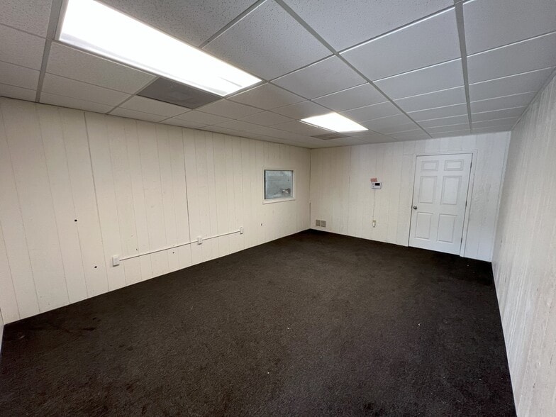 More Photos Of 748 Commerce Cir, Longwood Warehouse For Lease