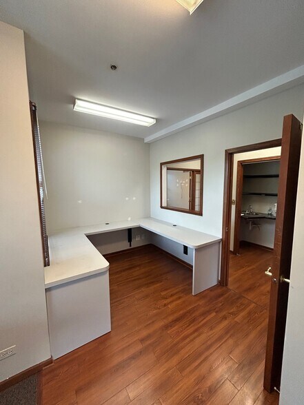 More Photos Of 564 S Washington St, Naperville Office For Lease