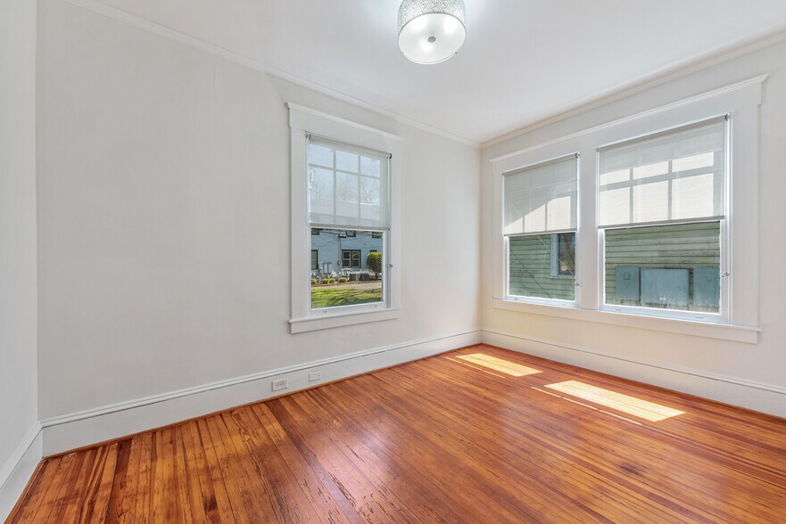 More Photos Of 221 E Kingston Ave, Charlotte Office Residential For Sale