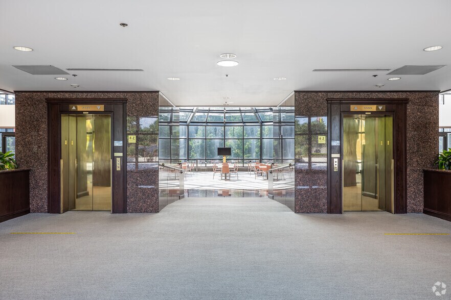 More Photos Of 300 Tice Blvd, Woodcliff Lake Office For Lease