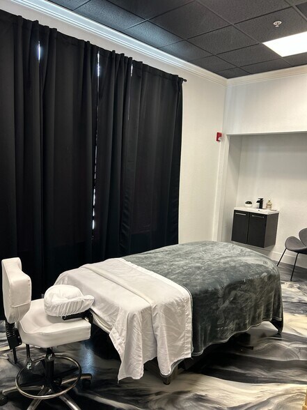 More Photos Of 3801 Avalon Park East Blvd, Orlando Unknown For Lease