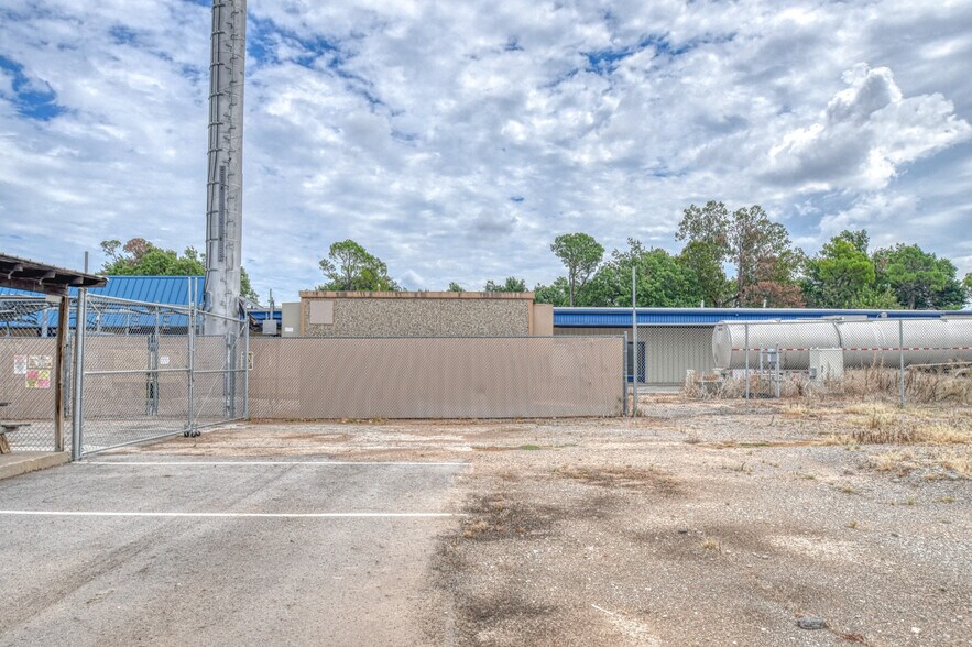 More Photos Of 1404 W Lindsey St, Norman Freestanding For Lease