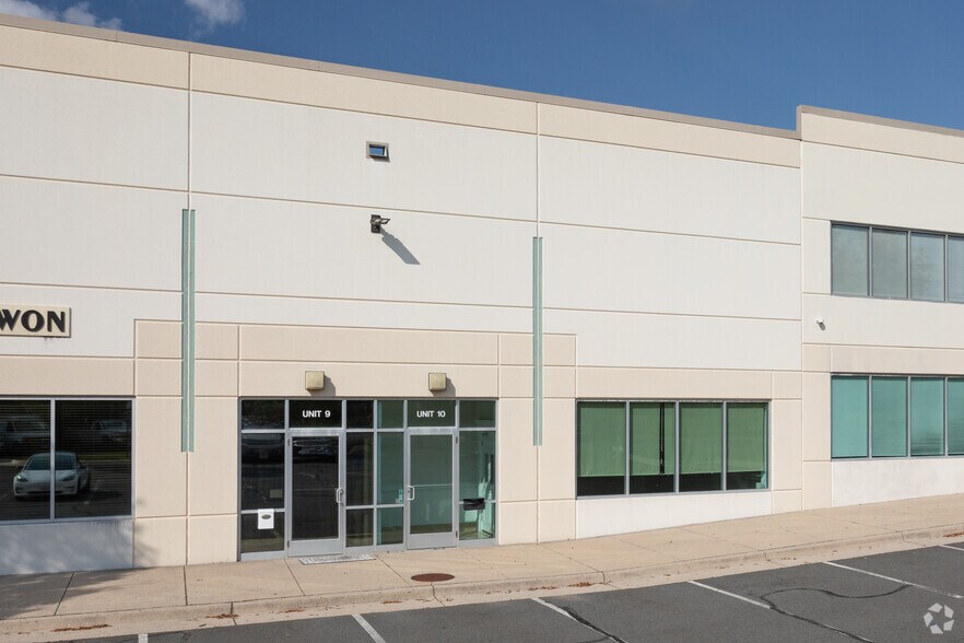 More Photos Of 3656 Centerview Dr, Chantilly Light Distribution For Lease