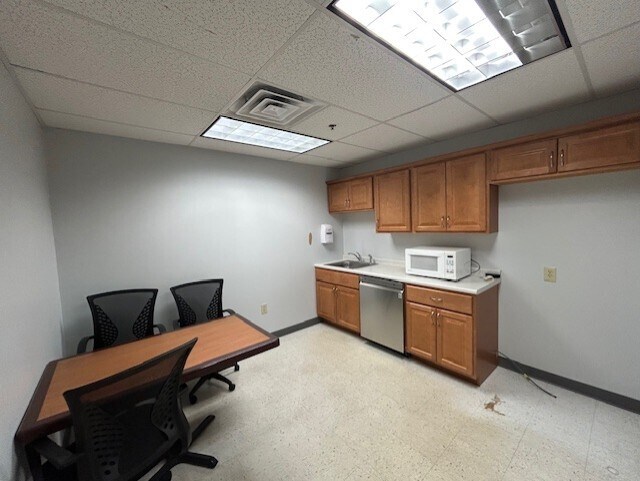 More Photos Of 7 Perimeter Rd, Manchester Light Manufacturing For Lease